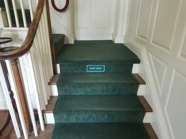 緑のカーペットとスタッフのサインだけで階段や階段 — ストック写真