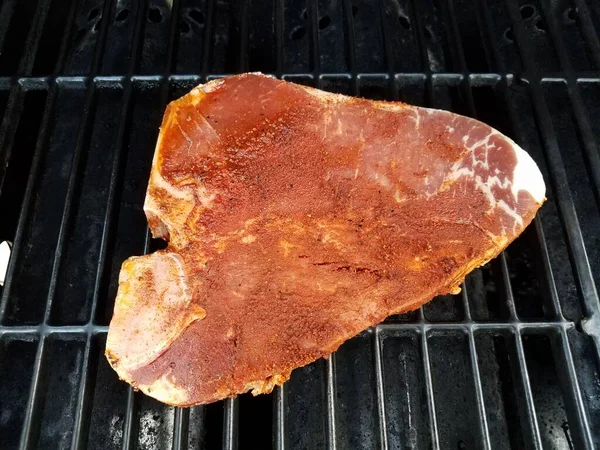 Μπριζόλα Βόειο Κρέας Στο Μπάρμπεκιου Σχάρα Κόκκινη Σάλτσα — Φωτογραφία Αρχείου