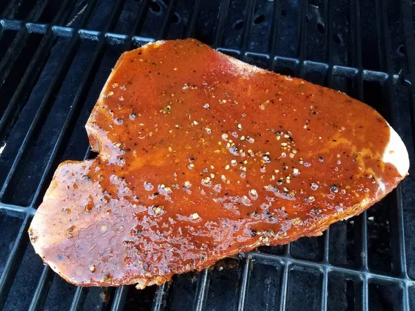 Bife Carne Vaca Churrasqueira Com Molho Vermelho — Fotografia de Stock