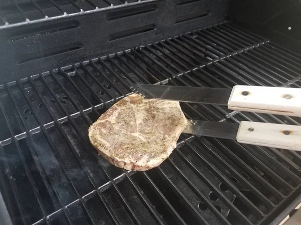 Bife Temperado Uma Grelha Churrasco Com Pinças — Fotografia de Stock