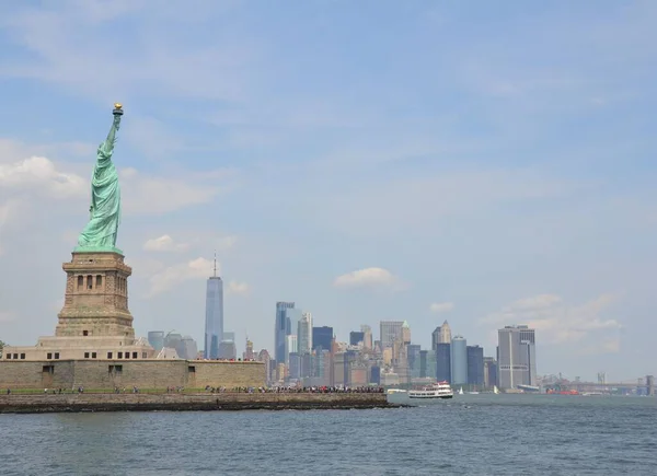 纽约的铜质自由雕像 有建筑物 水和渡轮 — 图库照片