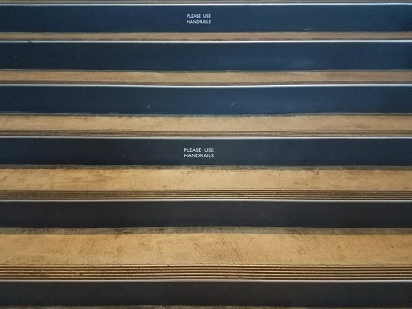 階段の手すりの看板を使ってください — ストック写真