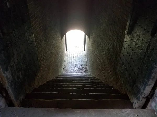 Çok Eski Merdivenler Merdivenlerin Sonundaki Parlak Işık — Stok fotoğraf