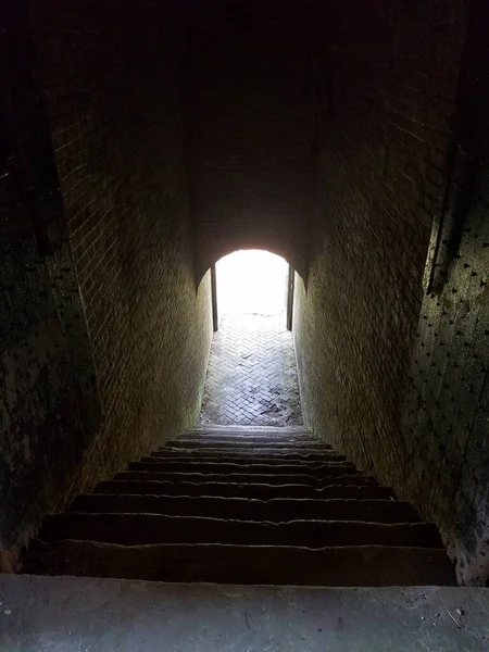 Escaleras Muy Antiguas Luz Brillante Final Las Escaleras — Foto de Stock