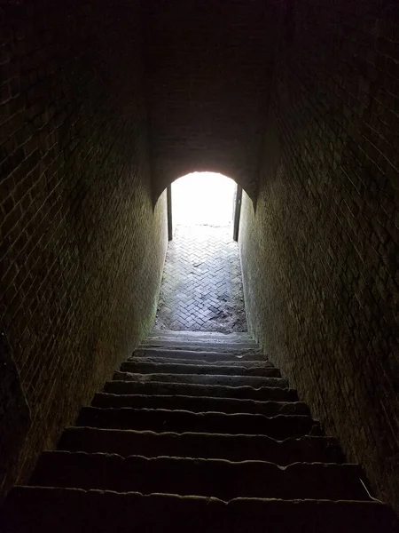 Escaleras Muy Antiguas Luz Brillante Final Las Escaleras — Foto de Stock