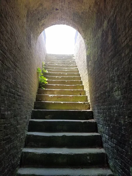 Escaleras Muy Antiguas Luz Brillante Final Las Escaleras —  Fotos de Stock