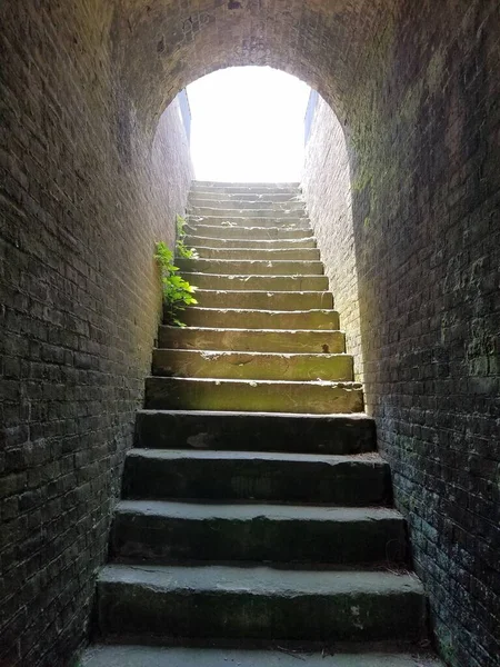 Escaleras Muy Antiguas Luz Brillante Final Las Escaleras —  Fotos de Stock