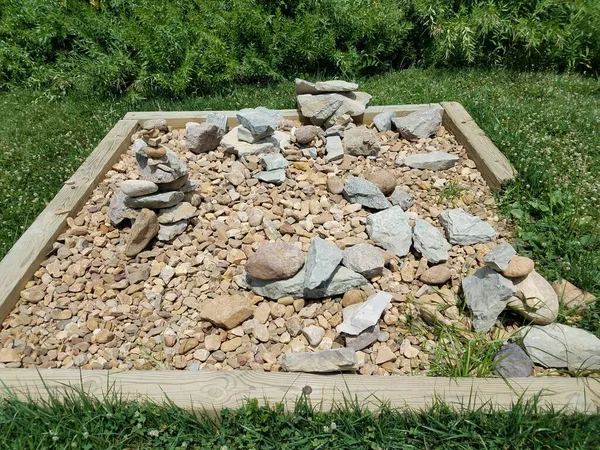 Muitas Pedras Empilhadas Rochas Quadrado Madeira — Fotografia de Stock