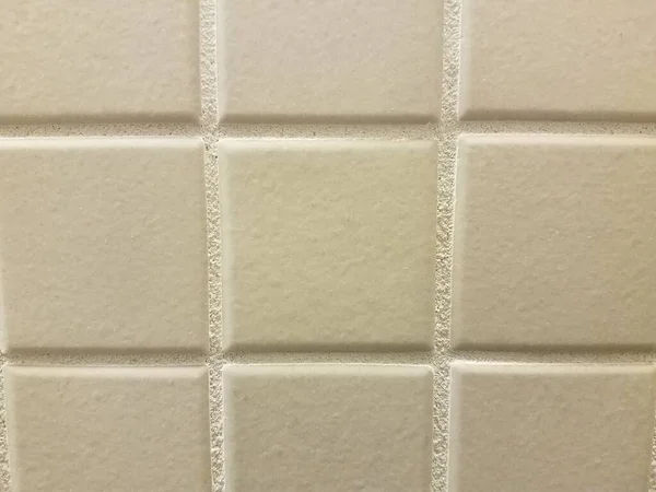 Viele Quadratische Graue Badezimmerfliesen Mit Linien Der Wand — Stockfoto