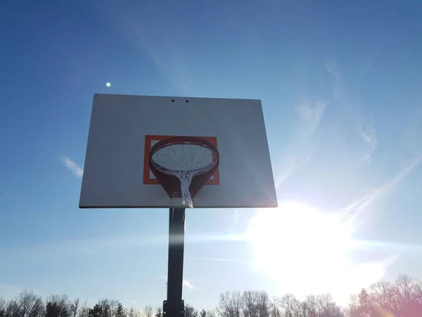 Obręcz Koszykówki Deską Obręczą Jasnym Słońcem Niebie — Zdjęcie stockowe