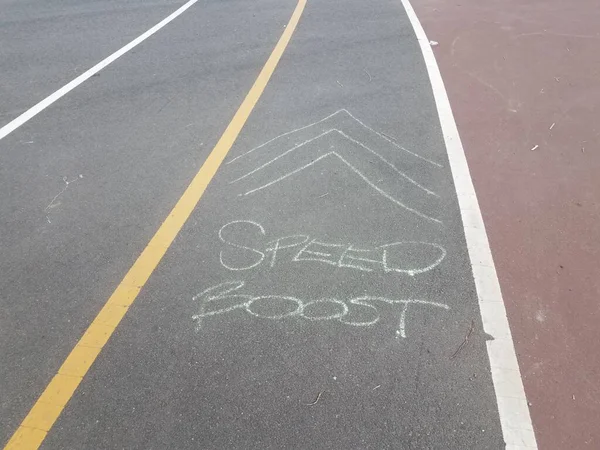 アスファルトバイクや歩道を歩く速度ブーストと地面に書かれた矢印とパス — ストック写真