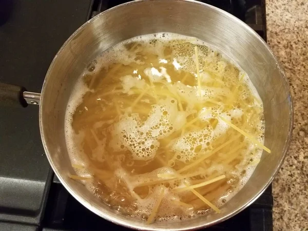 Špagety Nudle Vaření Vroucí Vodě Hrnci Sporáku — Stock fotografie