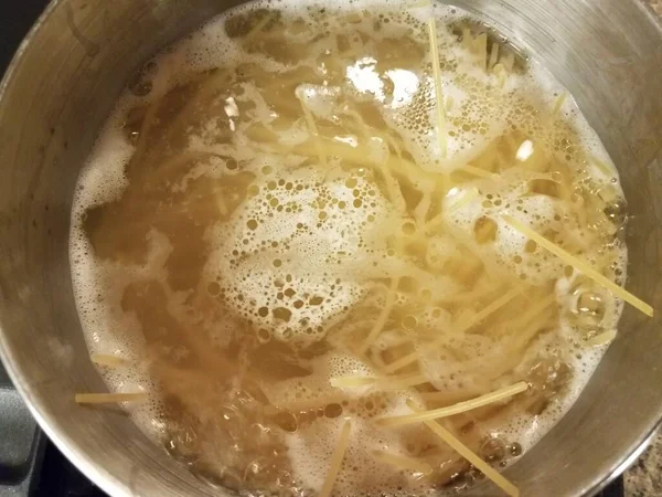 Spagetti Nudlar Matlagning Kokande Vatten Gryta Spisen Topp — Stockfoto