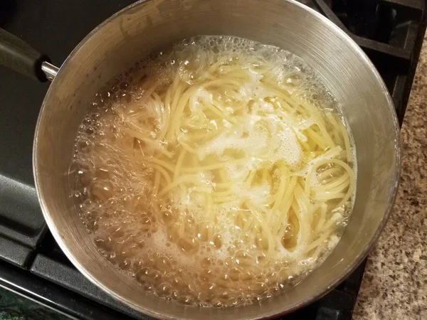 Špagety Nudle Vaření Vroucí Vodě Hrnci Sporáku — Stock fotografie