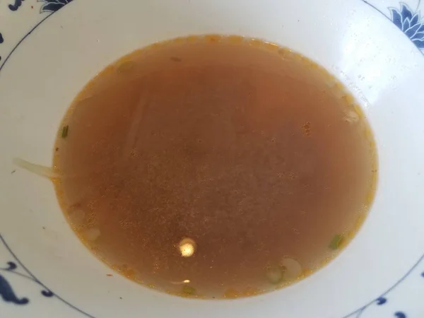 Bruine Bouillon Uit Soep Witte Blauwe Kom — Stockfoto