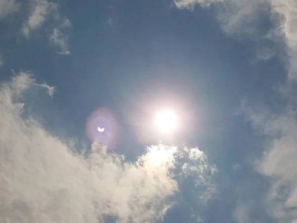 Sol Durante Eclipse Solar Parcial Com Nuvens — Fotografia de Stock