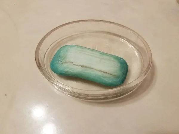 Tigela Vidro Com Sabão Azul Verde Velho Balcão Banheiro — Fotografia de Stock