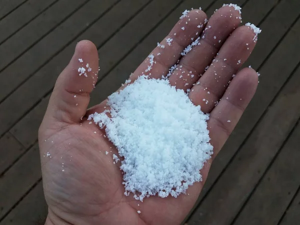 Hand Hält Weißen Schnee Über Holzdeck — Stockfoto