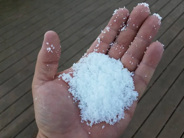 Hand Hält Weißen Schnee Über Holzdeck — Stockfoto