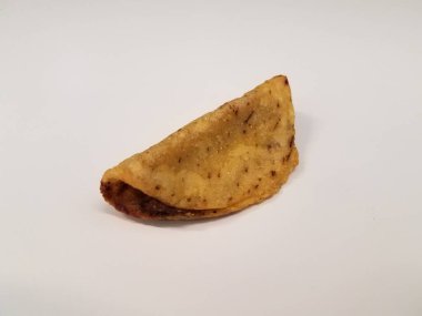 Beyaz yüzeyde ya da masada sığır etli küçük taco aperatifleri.