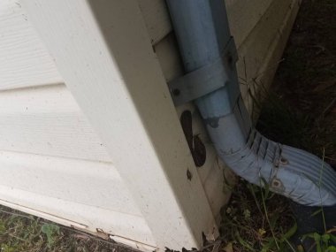 Bir hendeğin kenarında iki tane çok büyük kurşun.