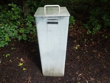 Metal para bağış kutusu. Yuvası, toprağı ve bitkileri var.