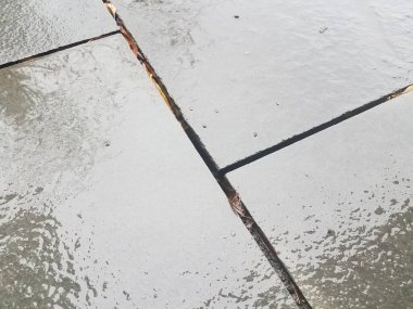 Islak gri taşın üzerindeki su veya kaya kiremitleri veya toprak