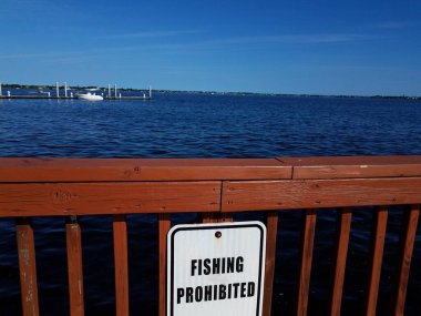 Beyaz balıkçılık, tahta çitlerin üzerinde yasak levha ya da Florida 'da suyla tırabzan