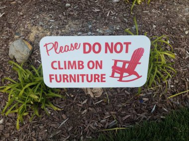 Lütfen mobilyalara sandalye ya da koltukla tırmanmayın.