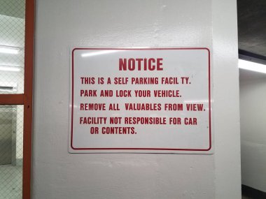 Beyaz ve kırmızı uyarı oto park yeri tabelası