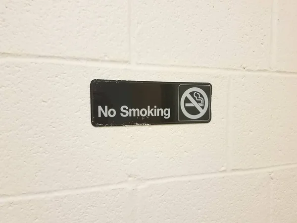 Znak Zakaz Palenia Białym Cemencie Ściany Bloku — Zdjęcie stockowe
