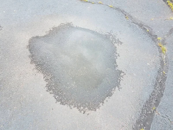 아스팔트 표면에 물웅덩이 — 스톡 사진