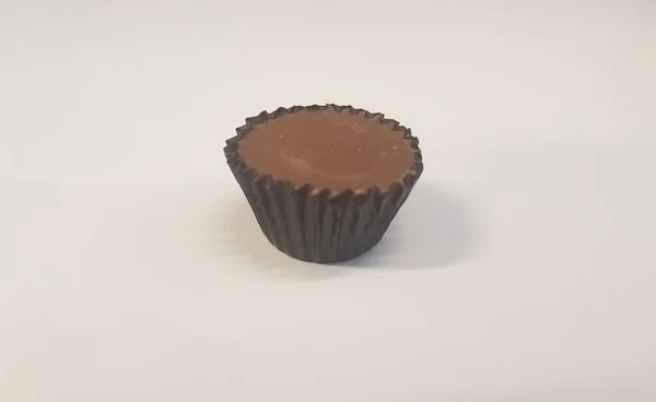 白い表面に小さな茶色のチョコレートキャンディ — ストック写真