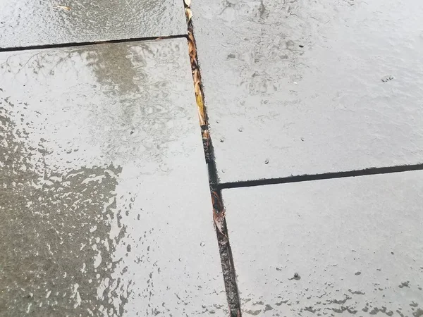 Wasser Auf Nassen Grauen Steinen Oder Steinplatten Oder Boden — Stockfoto