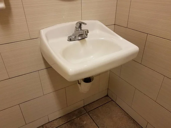 Белая Раковина Ванной Туалете Настенной Плиткой Грязным Полом — стоковое фото