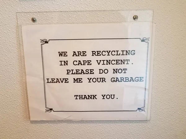Jesteśmy Recyklingu Cape Vincent Nie Pozostawiają Śmieci Znak Pod Plastikiem — Zdjęcie stockowe