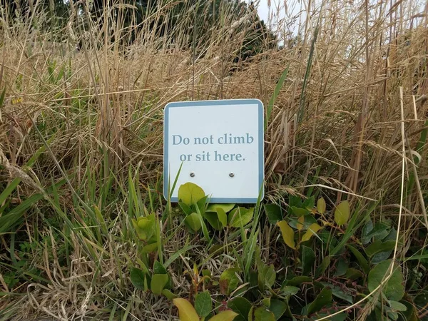 Лезть Сидеть Знак Коричневой Зеленой Траве — стоковое фото