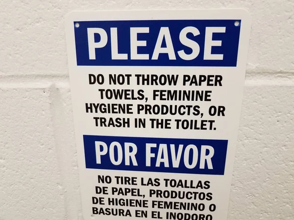 请勿在浴室或厕所墙上以英文及西班牙文在厕所标志内扔纸巾 — 图库照片