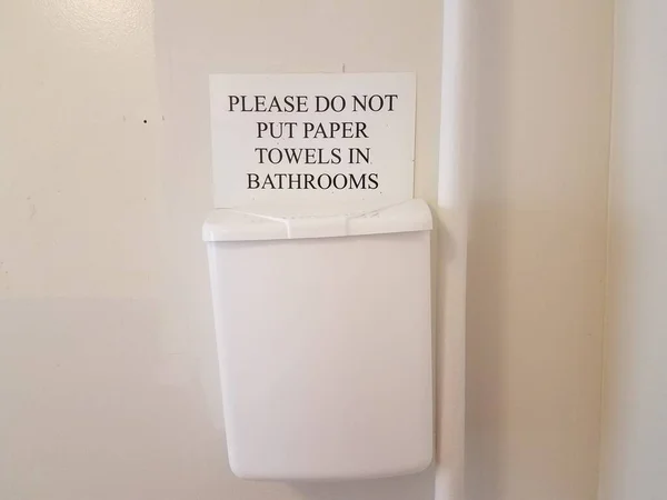 请勿将纸巾放入浴室标志及白色垃圾桶 — 图库照片