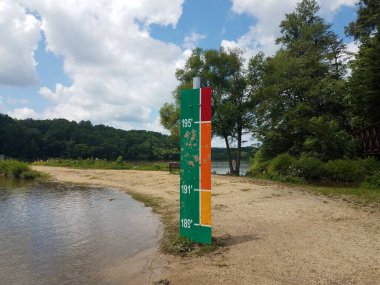 Sel yüksekliği seviyelerini gösteren renkli bir işaret