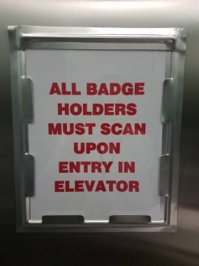 Tüm rozet sahipleri asansör işaretini kırmızı metinle taramalıdır.