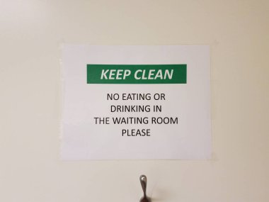Bekleme odasında yemek ve içmek yasak. Kapıda kanca var.
