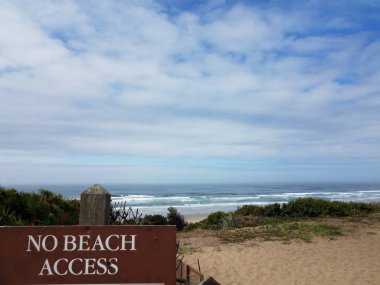 Kumsalda kumlu, dalgalı ve suyu olan bir plaj girişi yok.