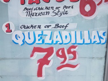 Tavuk ya da sığır eti boyalı pencere Quesadilla kelimesi yanlış yazılmış.