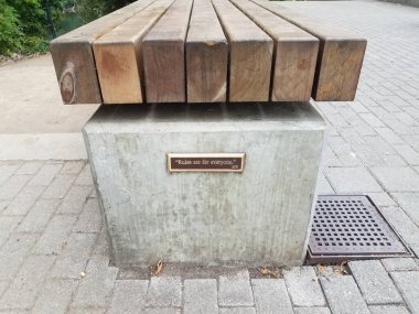 Ahşap ve çimento tezgahı. Herkes imzalasın ve boşaltsın.