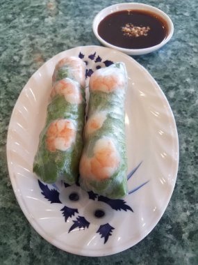 Pirinç kağıdında karides rulosu ve tabakta marul.