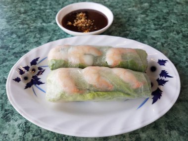 Vietnam usulü karides ve marul. Fıstık soslu pirinç rulosu.