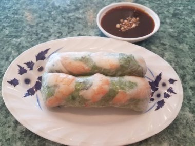 Pirinç kağıdı, marul ve erik soslu karides ruloları.