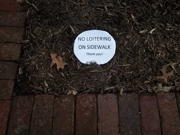 Weißes Papier Kein Herumlungern Auf Gehweg Dankeschön Schild Auf Mulch — Stockfoto