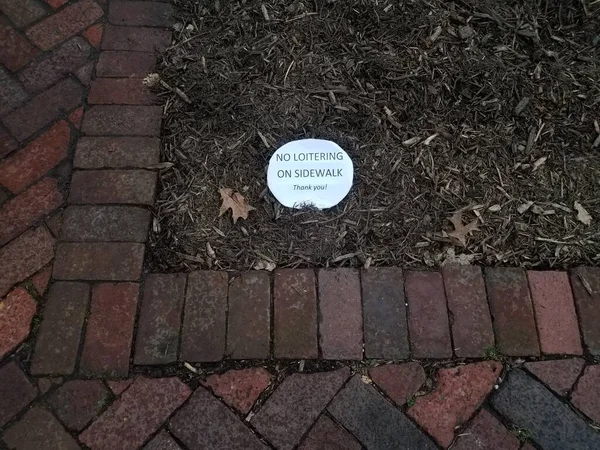 Weißes Papier Kein Herumlungern Auf Gehweg Dankeschön Schild Auf Mulch — Stockfoto